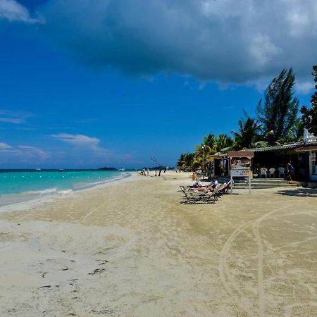 Foote Prints On The Sands Hotel Негрил Экстерьер фото