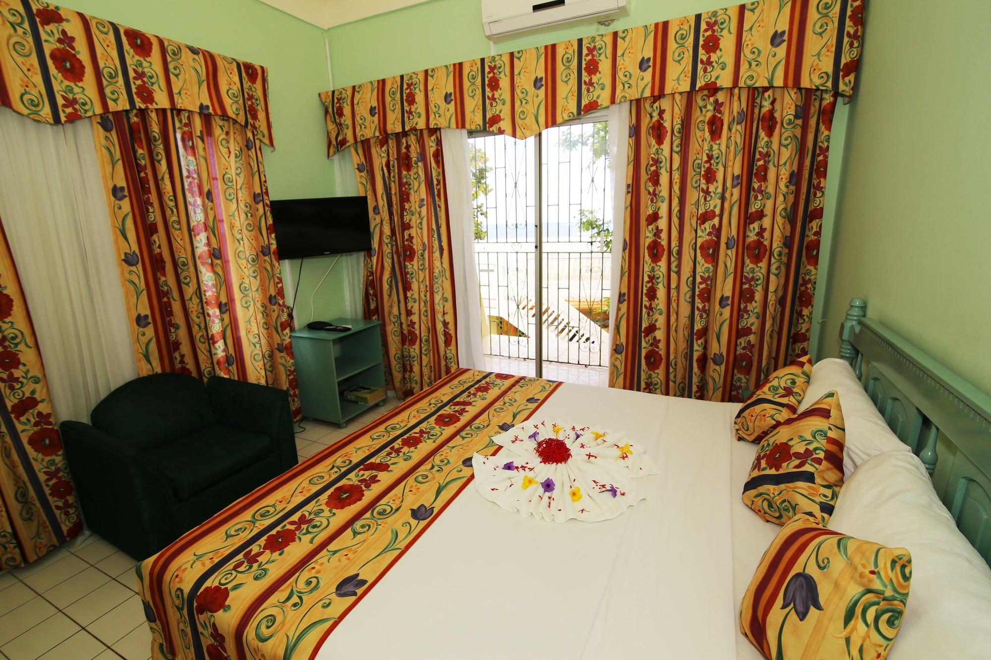 Foote Prints On The Sands Hotel Негрил Экстерьер фото
