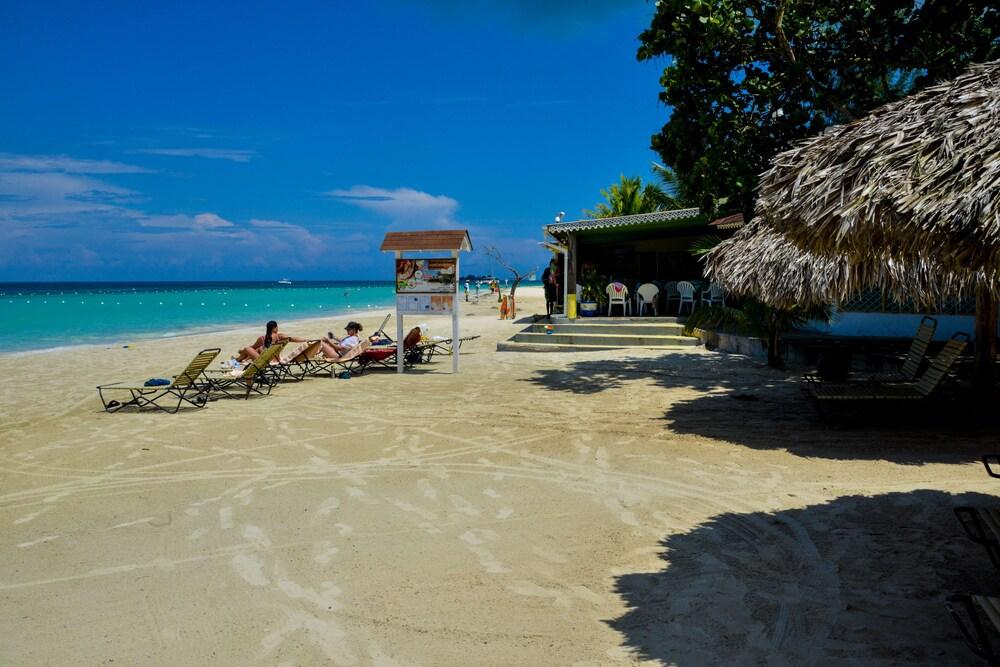 Foote Prints On The Sands Hotel Негрил Экстерьер фото