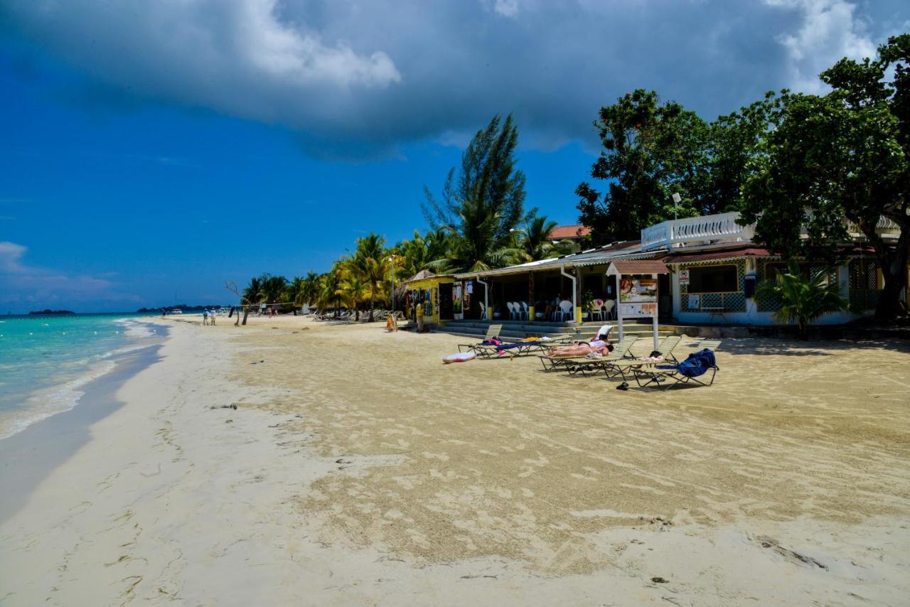 Foote Prints On The Sands Hotel Негрил Экстерьер фото